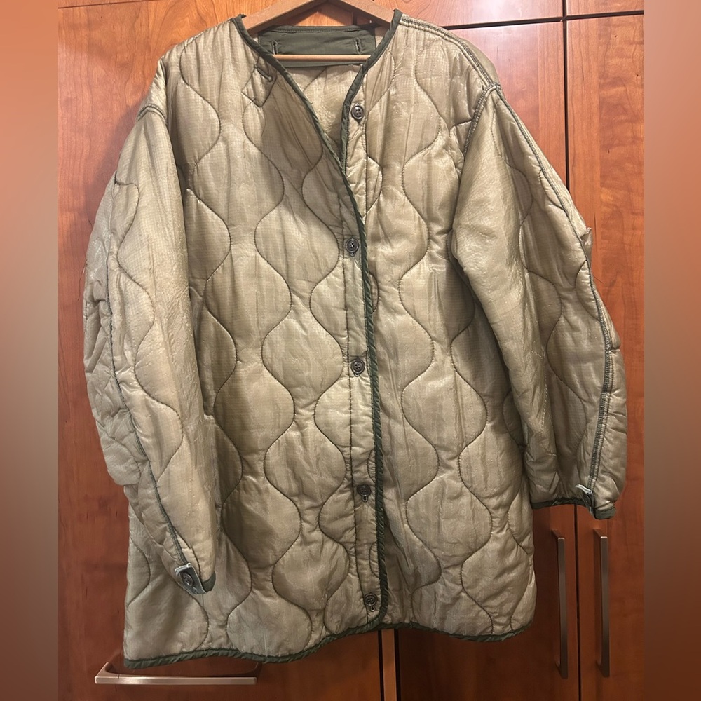 Authentic military quilted warm liner fits men’s XL olive color
Reposh